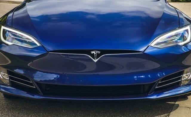 đầu xe của Tesla Model S tạo ấn tượng mạnh mẽ